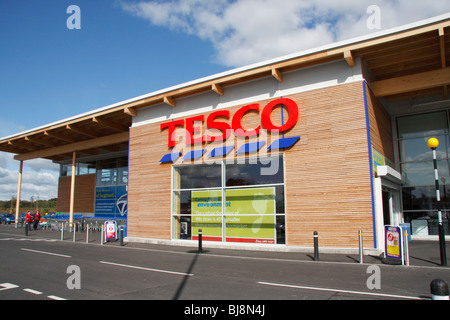 Magasin Tesco à Dumfries, en Ecosse, avec un bilan carbone qui est 45  % plus petit qu'un supermarché ordinaire. Banque D'Images