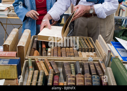 Paris, France, Shopping, 'marché aux puces', adulte Senior couple Shopping pour le marché des livres à collectionner vintage, détail, mains Banque D'Images