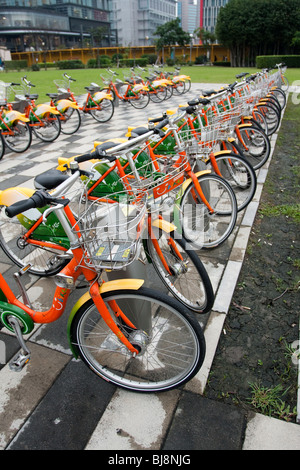 Parking à vélos publics YouBike (U) vélo Vélos Station, Zhongxin Plaza, Xinyi District, Taipei, Taiwan Banque D'Images