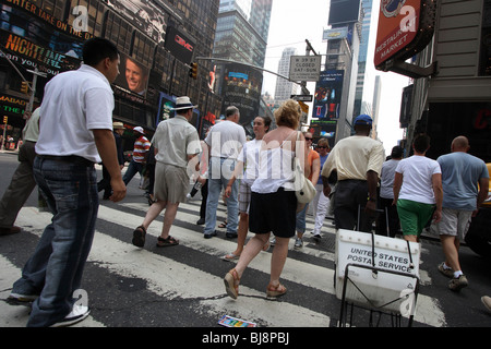 Piétons sur Times Square, New York, USA Banque D'Images