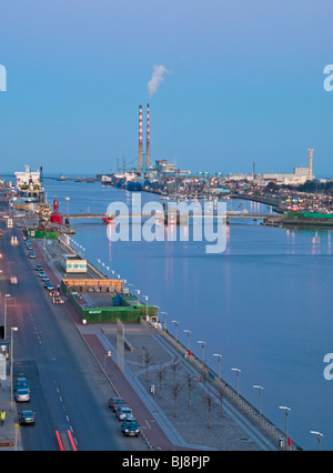 Compte tenu de soirée le Port de Dublin avec divers navires amarrés dans les bornes. Banque D'Images