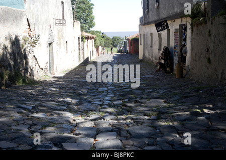 Des soupirs de la rue la plus ancienne rue dans le quartier historique de Colonia del Sacramento en Uruguay Amérique du Sud Banque D'Images