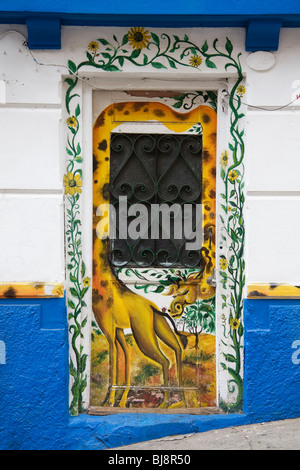 Fantaisiste et coloré porte, Valparaiso, Chili. Banque D'Images