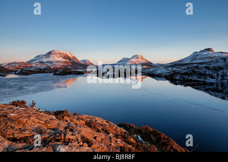 Cul Mor (L), Cul Beag et Stac Pollaidh (R) pris en compte dans le Loch, Sionascaig Inverpolly, Ross et Cromarty, Ecosse, Royaume-Uni. Banque D'Images