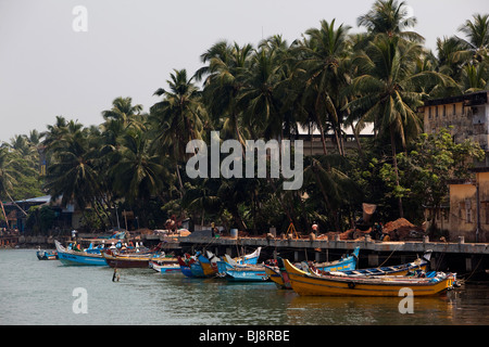 L'Inde, le Kerala, Mahe (Pondichéry) Territoire de l'Union, Port, colaborar con chicos guapos colorés bateaux amarrés à new quay Banque D'Images