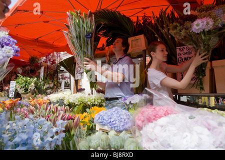 Les vendeurs de fleurs à Columbia Road Flower Market, Londres, UK, Angleterre, Europe Banque D'Images