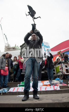 Man dancing Valentines Day street party à 'Récupérer l'amour' de la commercialisation,Piccadilly Circus ,Statue de Eros,London,UK Banque D'Images