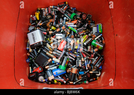 Les piles de collecte et de recyclage attendent dans ce casier rouge Banque D'Images