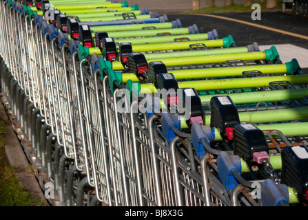 Une ligne de blocage de pièce de chariots de supermarché vides en attente de clients Banque D'Images