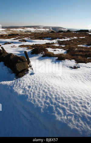 Shining Tor dans la neige, Chat et Fiddle, Peak District national park,Derbyshire/frontière Cheshire, Royaume-Uni. Banque D'Images