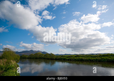 Carrauntoohil dans les MacGillicuddy's Reeks des gammes, de la rivière Laune à Killorglen, comté de Kerry, Irlande Banque D'Images