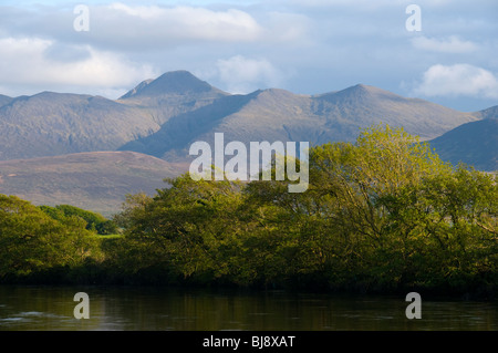 Carrauntoohil dans les MacGillicuddy's Reeks des gammes, de la rivière Laune à Killorglen, comté de Kerry, Irlande Banque D'Images