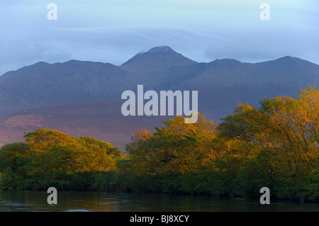 Carrauntoohil dans les MacGillicuddy's Reeks des gammes, de la rivière Laune à Killorglen, comté de Kerry, Irlande Banque D'Images