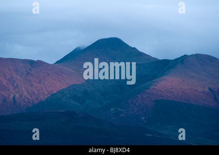 Carrauntoohil dans les MacGillicuddy's Reeks des gammes, de la rivière Laune à Killorglen, comté de Kerry, Irlande Banque D'Images