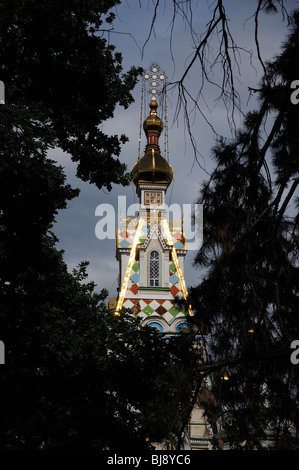 Une vue sur la flèche centrale de la Cathédrale Zenkov d'Almaty, vue à travers les arbres du parc Panfilov (Kazakhstan) Banque D'Images