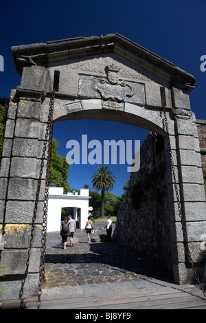 Armoiries de portugais sur le porton de campo ancienne porte de la ville dans le quartier historique de Colonia del Sacramento en Uruguay Banque D'Images