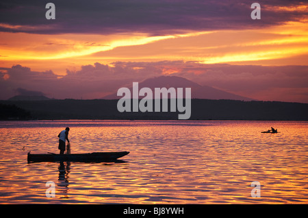 Pêcheur sur le lac Taal au lever du soleil ; l'Île du volcan ; Batangas, Philippines Banque D'Images