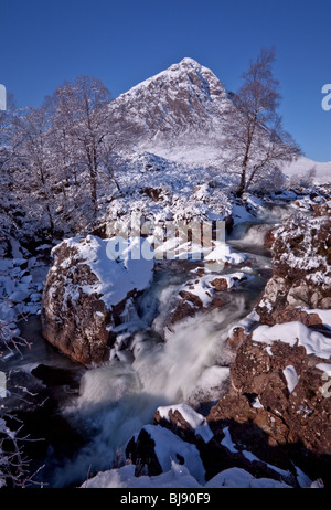 Buachaille Etive Mòr, vus de près de l'A82 road lorsque vous voyagez vers Glen Coe, ouest de l'Écosse. Banque D'Images