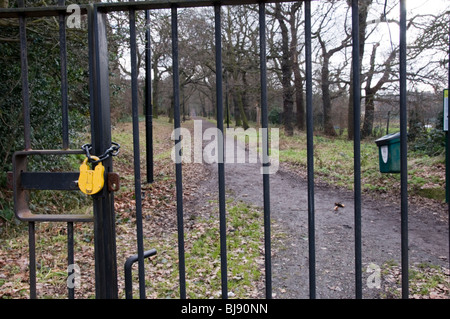 La porte cadenassée à l'entrée à Sydenham Hill Wood, le sud de Londres, Angleterre Banque D'Images