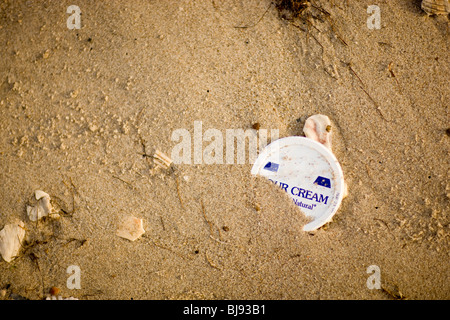 Les déchets dans le sable sur la plage. Banque D'Images