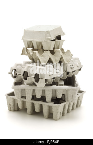 Pile de cartons de papier pour recyclage sur fond blanc Banque D'Images