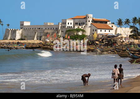 Bateau Afrique Ghana Fort Château d'Elmina Banque D'Images