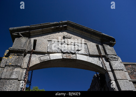 Armoiries de portugais sur le porton de campo ancienne porte de la ville dans le quartier historique de Colonia del Sacramento en Uruguay Banque D'Images