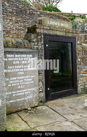 Dh STROMNESS ORKNEY histoire histoire de la plaque de connexion et de puits historiques Banque D'Images