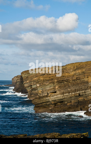 Dh YESNABY Seacliffs Orcades calme hiver météo ciel bleu et la mer Banque D'Images