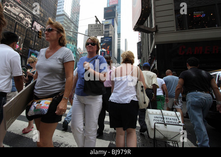 Les passants sur Times Square, New York City, USA Banque D'Images