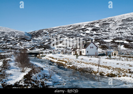 dh BALSPORRAN INVERNESSSHIRE Bed and Breakfast Cottage en scottish enneigé glen river snow scène royaume-uni hiver isolé highlands paysage maison rural Banque D'Images