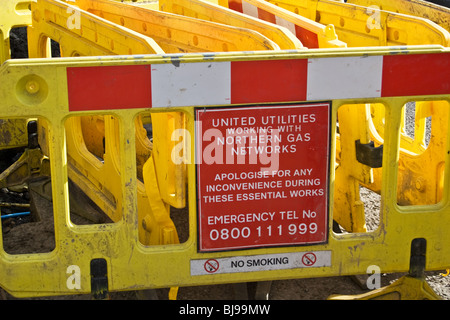 Les barrières de travaux, United Utilities / réseaux de gaz du Nord, au Royaume-Uni. Banque D'Images