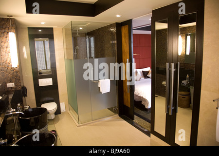 Intérieur de l'hôtel Banyan Tree à Bangkok - Salle de bains avec douche Banque D'Images