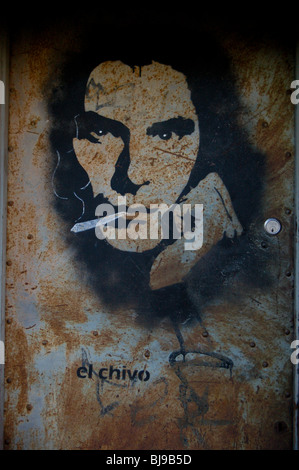 El Chivo graffiti sur une porte rouillée à Hackney, Londres Banque D'Images