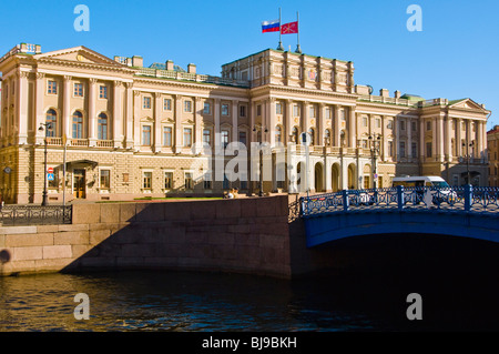 Le pont bleu et palais Mariinsky (maintenant utilisé par l'administration de la ville), la Place St Isaac, Saint-Pétersbourg, Russie Banque D'Images