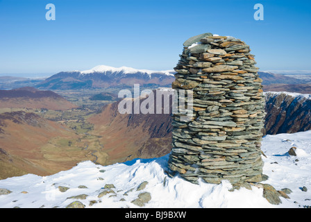 Grand cairn sur le sommet enneigé de Dale Head dans le Lake District de Cumbrie Banque D'Images