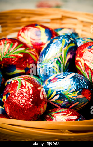 Des oeufs en chocolat emballage coloré Banque D'Images