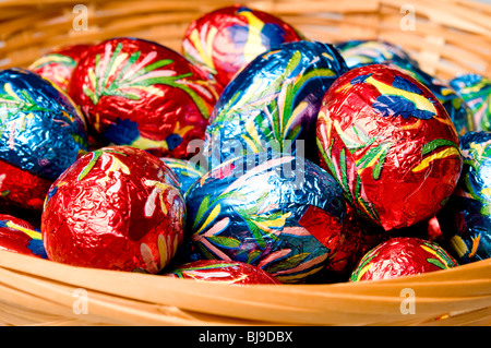 Les œufs en chocolat de Pâques colorés en wrap Banque D'Images