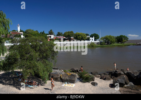 Les gens sur la plage au river plate à Colonia del Sacramento en Uruguay Amérique du Sud Banque D'Images