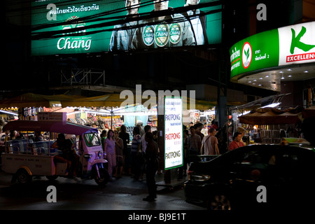 La vie nocturne de Bangkok Patpong Night Bazaar - Banque D'Images