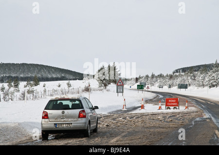 dh TRANSPORT INVERNESSSHIRE A9 route fermé neige barrage voiture en attente la route de campagne enneigée de l'hiver l'écosse a bloqué les routes du royaume-uni Banque D'Images