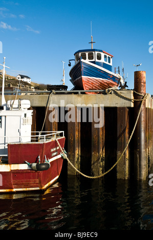 Dh STROMNESS ORKNEY Mise en cale sèche pour bateau de pêche Bateaux peinture coque Harbour Banque D'Images