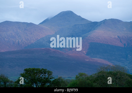 Carrauntoohil dans les MacGillicuddy's Reeks des gammes, de la rivière Laune à Killorglen, comté de Kerry, Irlande Banque D'Images