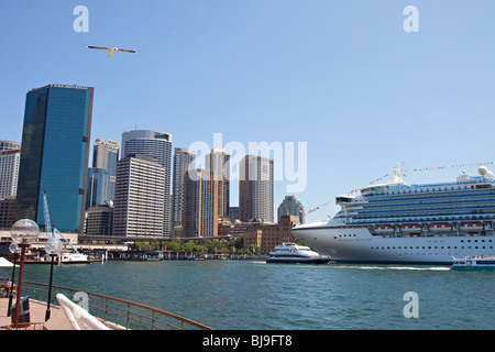 Un bateau de croisière à Circular Quay Sydney CBD avec en arrière-plan, de l'Australie Banque D'Images