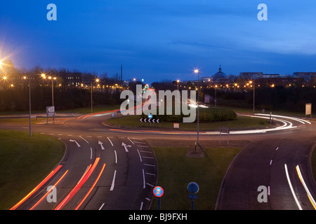 Temps d'exposition : trafic de voiture tour rond-point Banque D'Images