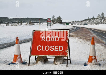 dh A9 ROUTE INVERNESSSHIRE panneau fermé neige barrage roadbards neige route de campagne d'hiver l'écosse a bloqué les montagnes écossaises royaume-uni impraticable Banque D'Images