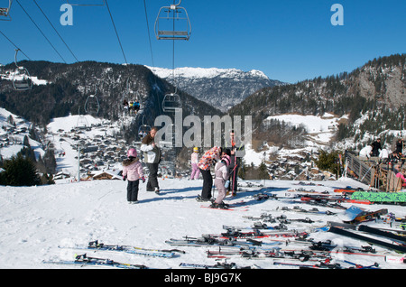 Les enfants et les parents à se préparer à skier sur les pistes dans la station alpine de La Clusaz France Banque D'Images