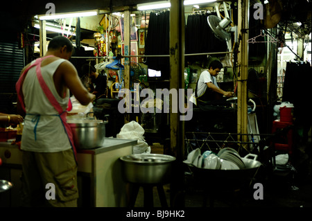 Scène split de chef et adapter au marché pratunam , ratchathew, Bangkok , Thaïlande Banque D'Images