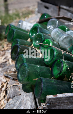 Caisses de vieux millésime vins et bouteilles sur une ferme à Colonia del Sacramento en Uruguay Amérique du Sud Banque D'Images