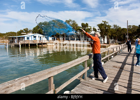 Vilano beach, FL - 2009 - Homme jette de l'épervier dans Tolomato dock en bois, près de la rue Augustine, Floride Banque D'Images